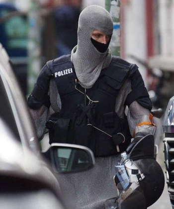 Немецкие полицейские стали использовать кольчугу для защиты (9 фото) - «Хорошее настроение»
