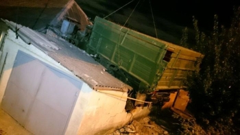 В Харькове грузовик приземлился на крышу дома (12 фото) - «Хорошее настроение»