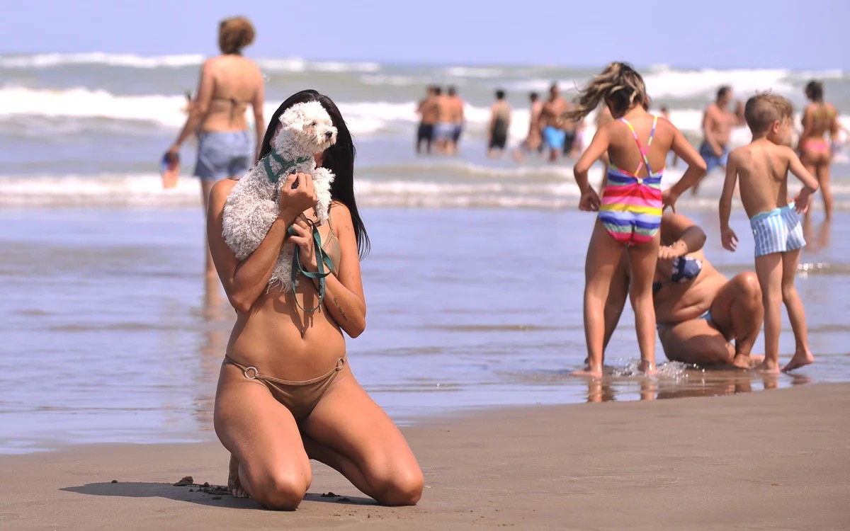 Фото дикий пляж девочке. Аргентина пляжи. Аргентинские пляжи. Дикие пляжи Аргентины. Пляжи Аргентины девушки.