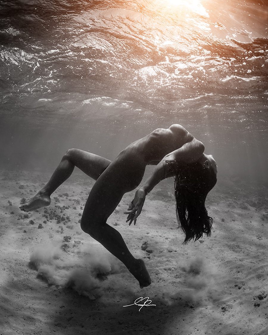 Обнаженные девушки в воде на снимках Мусаши - «Хорошее настроение»