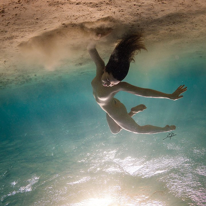 Обнаженные девушки в воде на снимках Мусаши - «Хорошее настроение»