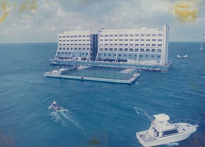 Первый в мире плавучий отель