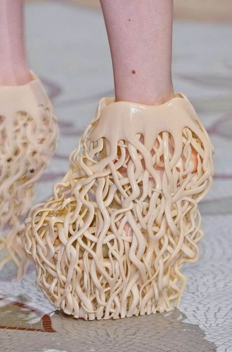 15 примеров фантазийной обуви с сомнительным дизайном, надев которую точно не останешься незамеченным - «Смешное»
