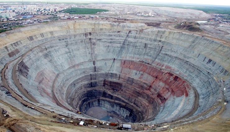 Кимберлитовая трубка "Мир" (Якутия) - самый большой алмазный карьер в мире