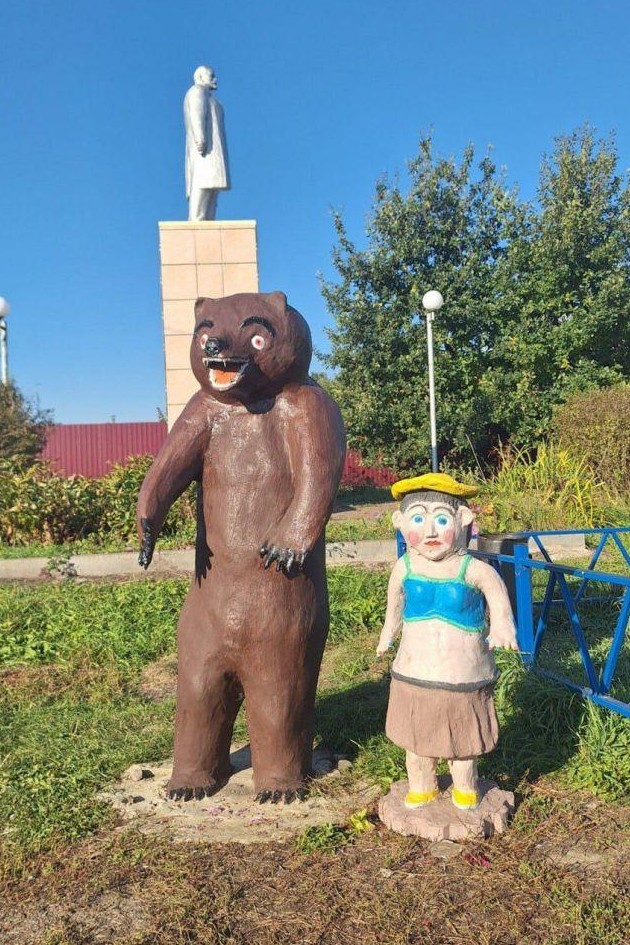 Скульптуру «Маши и Медведя» установили в Ульяновской области — местные в шоке (3 фото) - «Хорошее настроение»