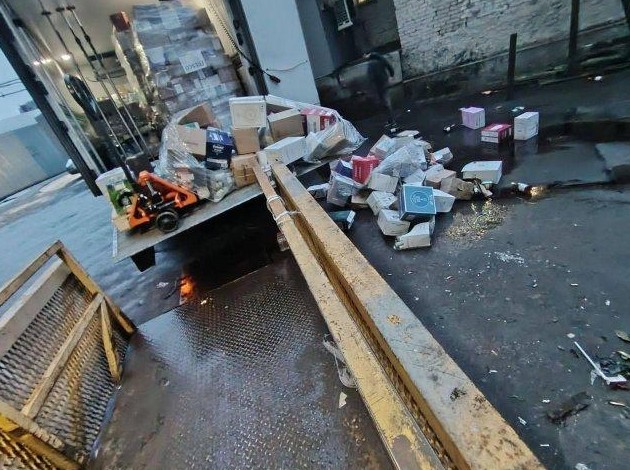 Грузчики уронили целую палету с Hennessy прямо перед Новым годом (2 фото) - «Хорошее настроение»