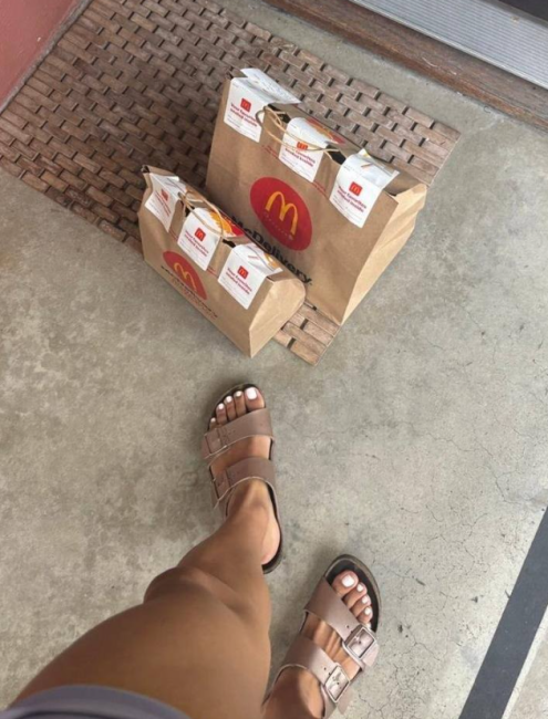 Курьерский лайфхак: фото с ногами у двери увеличило чаевые до $50 (4 фото) - «Хорошее настроение»