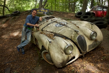 50 старинных автомобилей в лесу