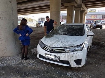 В Волгограде автомобиль прокурора случайно залили бетоном (3 фото) - «Хорошее настроение»