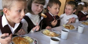Голодные обмороки детей в школах подтвердились: смотрят, как едят другие (1 фото)