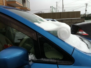 Мороз превращает автомобили в арт-объекты