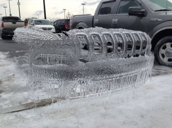 Мороз превращает автомобили в арт-объекты