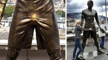 В Португалии туристы обожают потрогать за «шары» статую Криштиану Роналду (5 фото)
