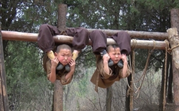 Суровые тренировки подрастающего поколения монахов Шаолиня (10 фото)