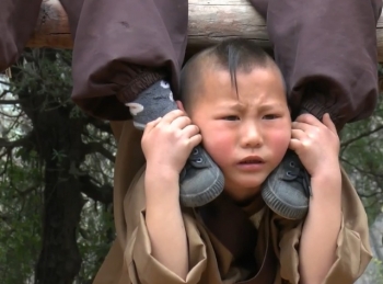 Суровые тренировки подрастающего поколения монахов Шаолиня (10 фото)