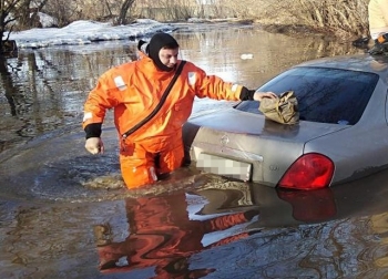 В Сибири сотрудники МЧС спасли девушку, автомобиль которой утонул в луже - «Хорошее настроение»
