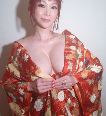 Известная японская модель заявила, что ищет любовника (13 фото)
