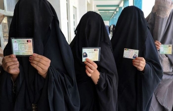 Как проходят паспортный контроль в аэропорту женщины-мусульманки - «Фото»