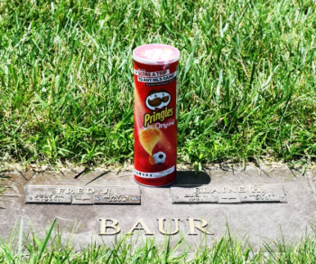 Последняя воля создателя: прах изобретателя упаковки Pringles похоронили в культовой банке из-под чи (2 фото) - «Хорошее настроение»